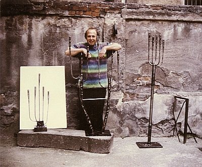 Wolfgang End mit einer Auswahl seiner Objekte